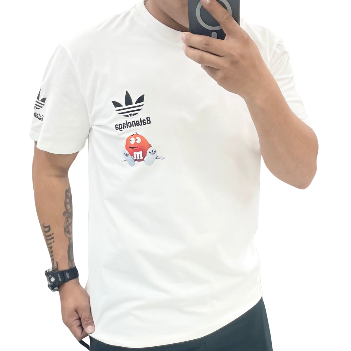 Comprar Camiseta Balenciaga Playera Hombre en Onlineshoppingcenterg. Si buscas comprar camiseta Balenciaga playera hombre, en Onlineshoppingcenterg encontrarás las opciones ideales para sumar estilo y elegancia a tu vestuario. Balenciaga es una marca de lujo reconocida por sus diseños modernos y vanguardistas, y las camisetas y playeras para hombre son perfectas para quienes desean llevar una prenda exclusiva y a la moda. A continuación, resolveremos todas tus dudas para que encuentres la camiseta Balenciaga perfecta.  ¿Por Qué Comprar una Camiseta Balenciaga? Las camisetas Balenciaga se destacan por su estilo audaz y su alta calidad. Desde la popular camiseta Balenciaga negra hasta la camiseta Balenciaga rota, cada modelo ofrece un look diferente y moderno.  Ventajas de Comprar Camisetas Balenciaga para Hombre Calidad Premium: Las camisetas Balenciaga están fabricadas con materiales de alta calidad, garantizando comodidad y durabilidad. Variedad de Estilos: En Onlineshoppingcenterg ofrecemos diversos estilos como la camiseta Balenciaga oversize y la camiseta Balenciaga verde. Ideal para Diferentes Ocasiones: Las camisetas Balenciaga pueden usarse en cualquier situación, ya sea casual o para destacar en una ocasión especial. Opciones Populares de Camisetas Balenciaga Hombre Camiseta Balenciaga Negra y Blanca La camiseta Balenciaga negra es una elección clásica que combina con todo, mientras que la camiseta Balenciaga blanca ofrece un estilo fresco y limpio. Ambas opciones son versátiles y muy fáciles de combinar.